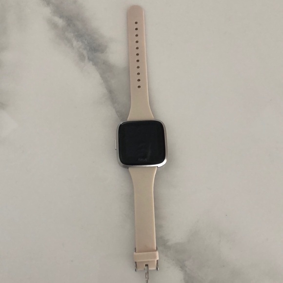 Silver Fitbit versa (comes with charger) - Picture 1 of 4